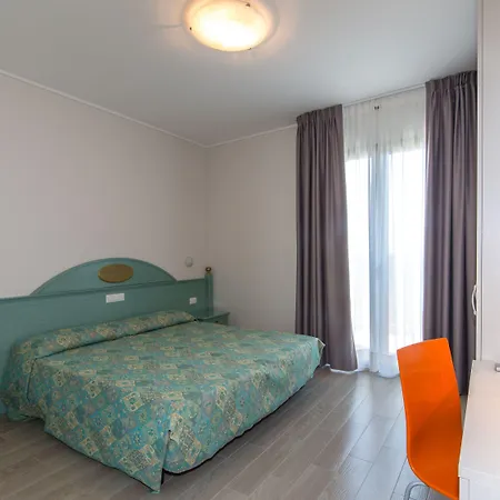 Aparthotel California 4*